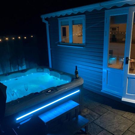 The Summerhouse, Countryside Retreat With Private Hot Tub Бриджнорс Экстерьер фото