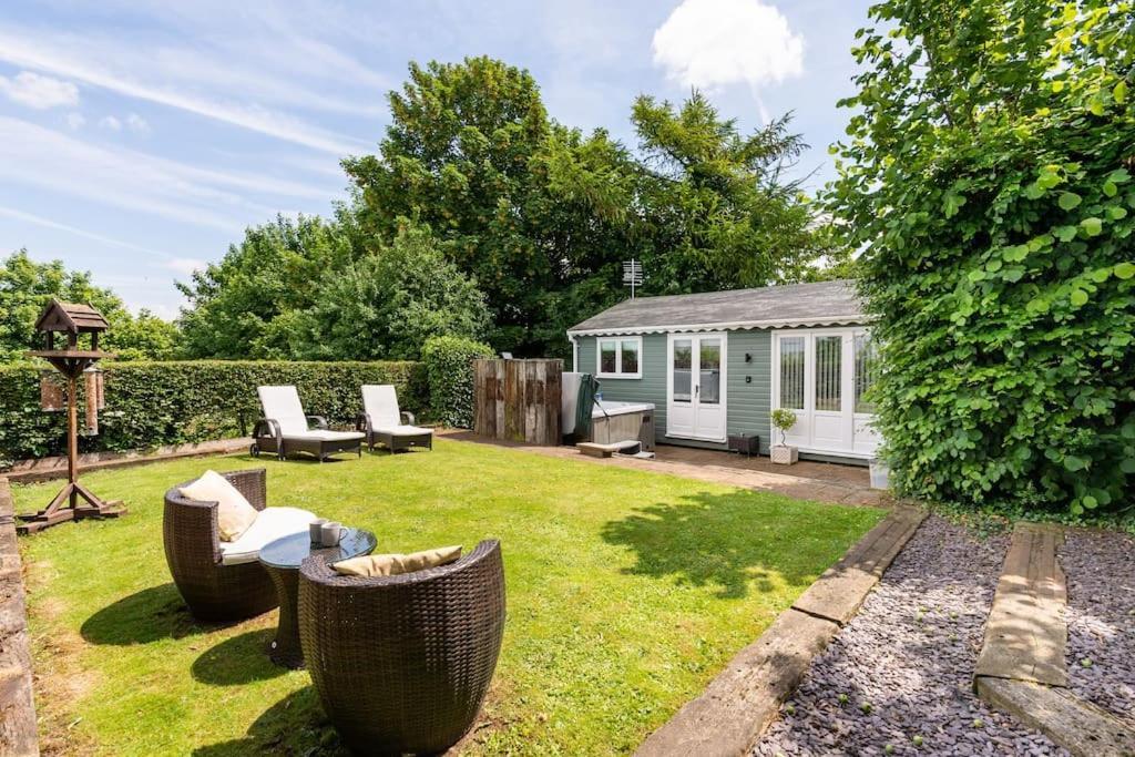 The Summerhouse, Countryside Retreat With Private Hot Tub Бриджнорс Экстерьер фото