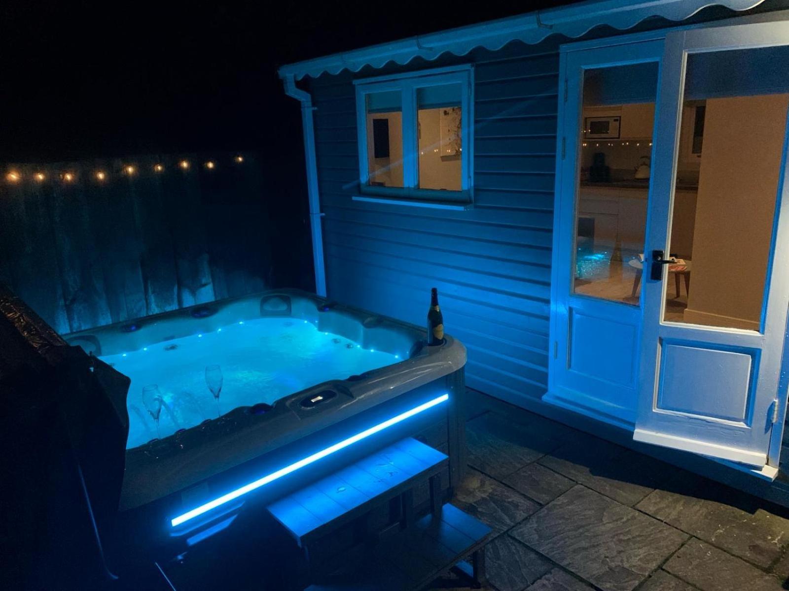 The Summerhouse, Countryside Retreat With Private Hot Tub Бриджнорс Экстерьер фото