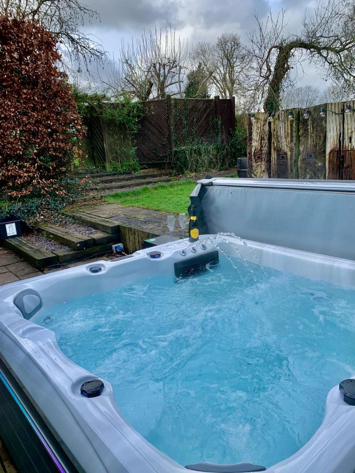 The Summerhouse, Countryside Retreat With Private Hot Tub Бриджнорс Экстерьер фото